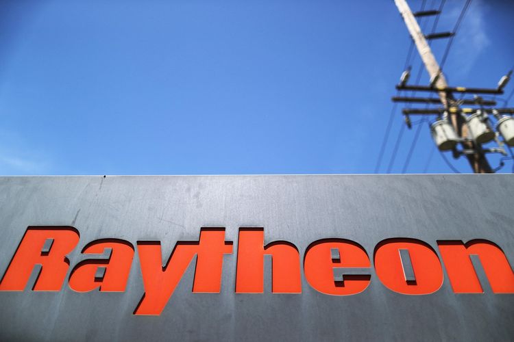 Logo perusahaan Raytheon di kantornya, El Segundo, California, Amerika Serikat, 10 Juni 2019.