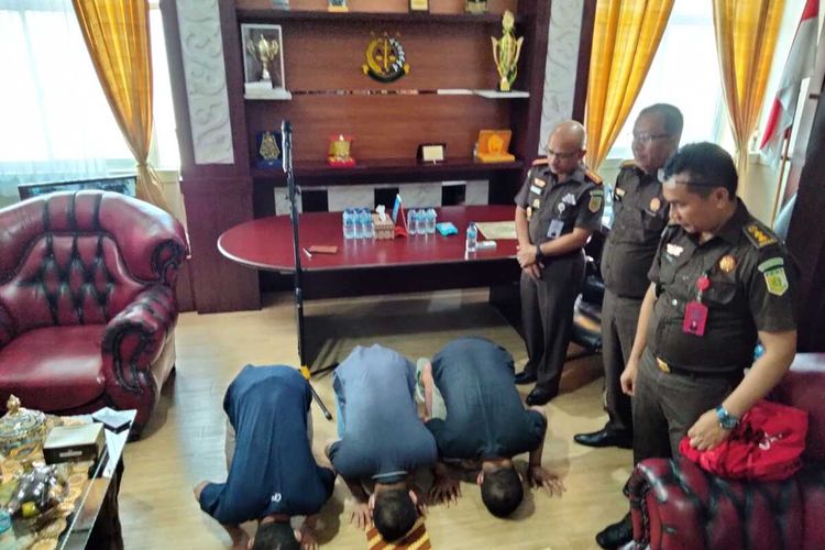 Tiga tersangka kasus narkoba sujud syukur di Kejari Padang setelah kasusnya diselesaikan lewat keadilan restoratif, Senin (27/2/2023)