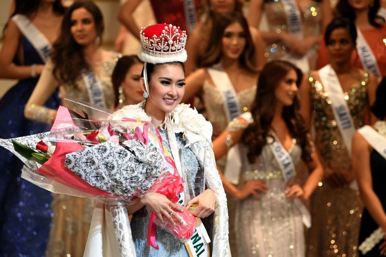Miss Indonesia Kevin Lilliana tersenyum setelah menerima mahkota Miss International 2017 dalam final Miss International Beauty Pageant di Tokyo, Selasa (14/11/2017).
