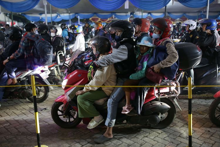 Pemudik kendaraan roda dua membawa anak mudik terlihat saat antre masuk ke kapal feri di Pelabuhan Ciwandan, Cilegon, Banten, Rabu (19/4/2023) dini hari. Sebanyak 12 kapal milik PT ASDP, satu kapal Pelni dan tiga kapal milik PT Antosim Lampung Pelayaran dikerahkan untuk mengangkut pemudik motor.