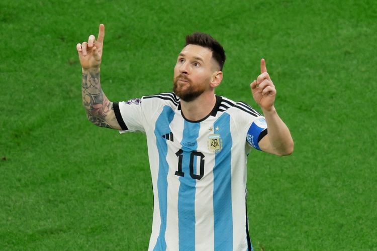 Momen selebrasi gol Lionel Messi dalam laga final Piala Dunia 2022 antara Argentina vs Perancis di Stadion Lusail, Doha, Qatar, 18 Desember 2022. Terkini, Lionel Messi bakal absen saat klubnya, Paris Saint-Germain (PSG), melakoni laga lanjutan Liga Perancis kontra Lens, Senin (2/1/2023) dini hari WIB. Terkini, Lionel Messi menerima tawaran resmi dari klub Arab Saudi, Al Hilal. (Photo by Odd ANDERSEN / AFP)