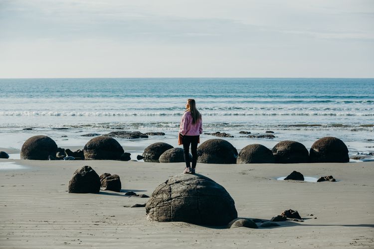 Suasana di Moeraki Boulders di pantai timur Pulau Selatan, Selandia Baru.