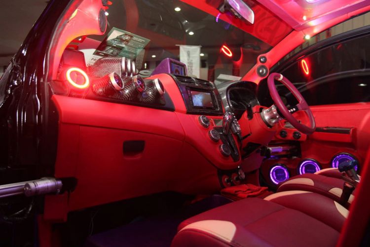 Daihatsu Sirion 2011 jawara kontes modifikasi Autovision Autolight Up 2018. Modifikasi di sektor penerangan membuat hatchback ini tampil atraktif