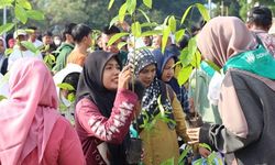 Lawan Perubahan Iklim, Dompet Dhuafa Volunteer Sukses Gelar Aksi Tukar Sampah Plastik dengan Bibit Pohon