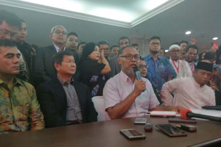 Ketua Tim Hukum BPN Prabowo-Sandiaga, Bambang Widjojanto melakukan konferensi pers usai mengajukan gugatan hasil pilpres di Mahkamah Konstitusi, Jalan Medan Merdeka Barat, Jumat (24/5/2019). 