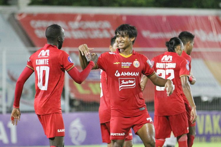 Irfan Jauhari (tengah) merayakan golnya pada laga pekan ke-31 Liga 1 yang mempertemukan Persikabo vs Persija di Stadion Kompyang Sujana, Denpasar, Minggu (13/3/2022) malam WIT.
