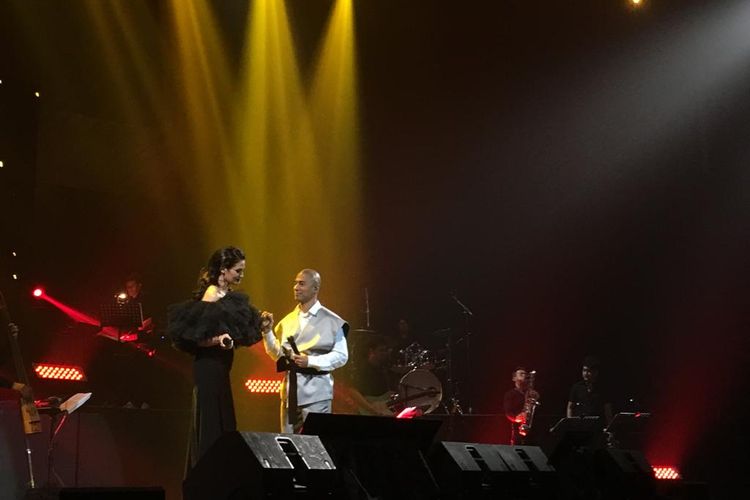Penyanyi Marcell Siahaan saat duet dengan sang istri Rima Melati dalam konser Marcell Tujuhbelas di Balai Sarbini, Semanggi, Jakarta Pusat, Jumat (18/10/2019).