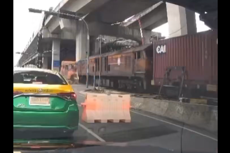 Kereta Tabrak Bus di Bangkok, Picu Kebakaran dan Tewaskan 8 Orang
