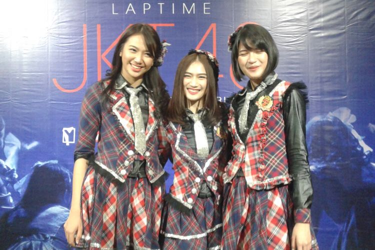 Para Kapten JKT 48 yang terdiri dari (kiri ke kanan) Shania, Melody, dan Vienny, diabadikan saat jumpa pers peluncuran buku Laptime: JKT48 di Toko Buku Gramedia Matraman, Jakarta Timur, Jumat (17/3/2017).