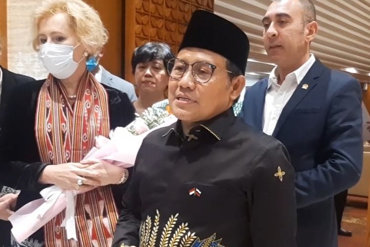 Wakil Ketua DPR Muhaimin Iskandar memberikan keterangan pers setelah menerima kunjungan Duta Besar Rusia untuk Republik Indonesia, Lyudmila Vorobieva, di Kompleks Parlemen, Jakarta, Kamis (24/3/2022) siang. 
