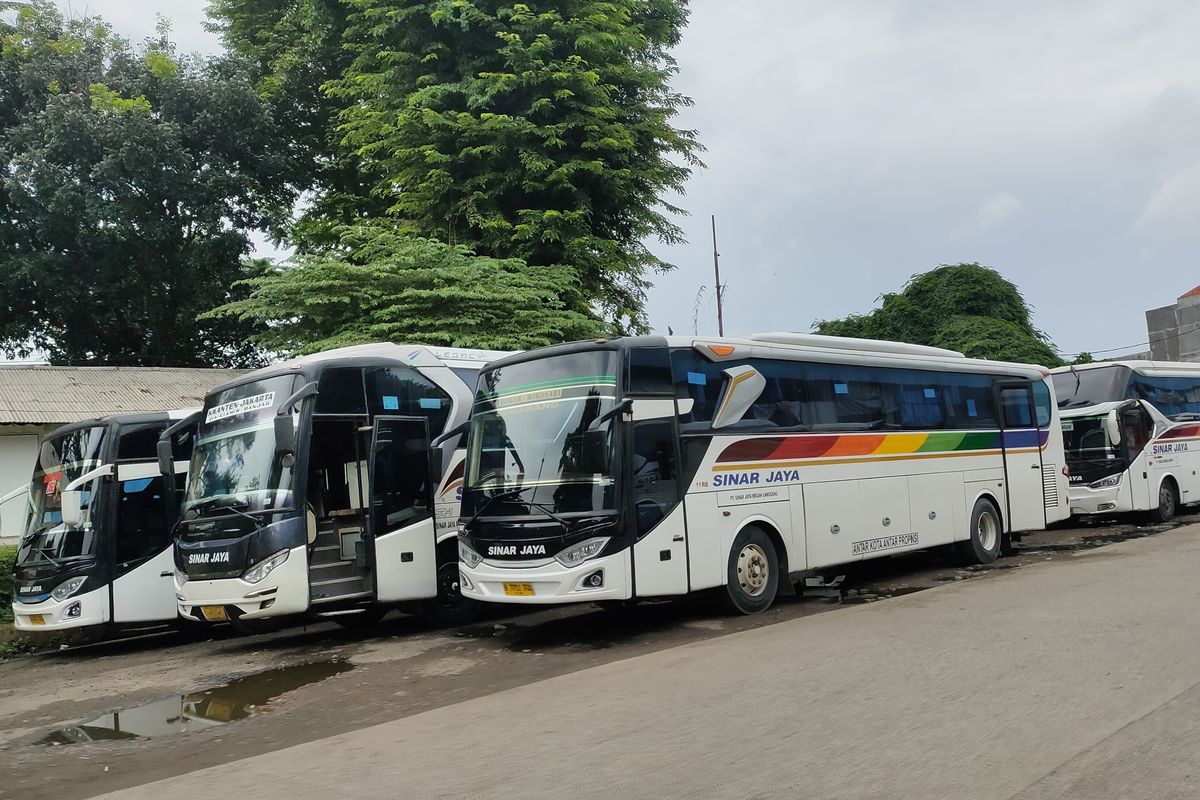 Bus Sinar Jaya di Terminal Baranangsiang Bogor