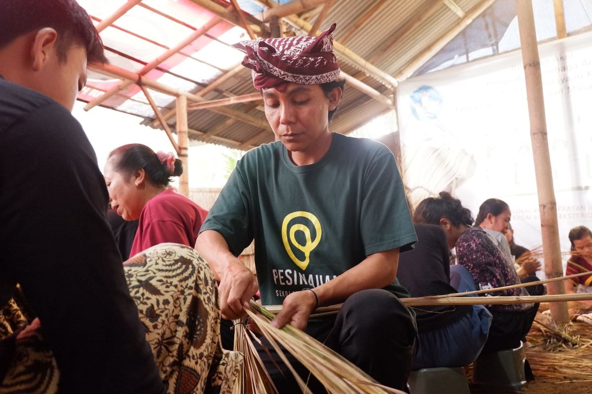 Cak Bud saat mengajari cara menganyam ilalang di Umah Suket Lalang Banyuwangi