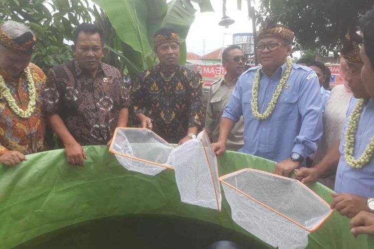 Menteri Kelautan dan Perikanan Edhy Prabowo bersama Bupati Bandung Dadang Naser mengunjungi lokasi budidaya ikan air tawar di  Kampung Parung Serab, Kecamatan Soreang, Kabupaten Bandung, Kamis (2/1/2019).