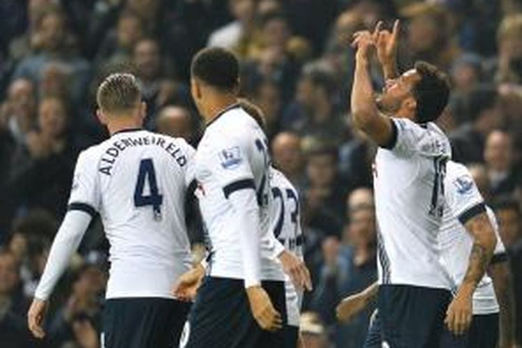 Para pemain Tottenham merayakan gol Moussa Dembele ke gawang Aston Villa, Senin (2/11/2015). 