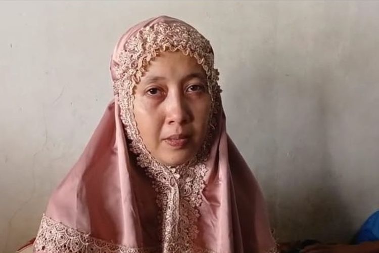 Ayu Natalia (31), istri almarhum Serka Untung Avisilia yang gugur dalam insiden ledakan truk bermuatan amunisi di Ruas Tol Gempol-Pandaan