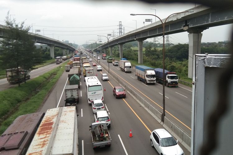 Kemacetan di Kilometer 47 tol Jakarta-Cikampek arah menuju Cikampek pada pukul 11.40 WIB, Senin (28/3/2022).