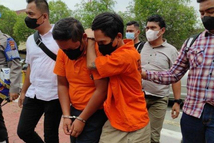 Dua tersangka otak pelaku dan eksekutor pelemparan bus Sartika yang menyebabkan seorang penumpang tewas, Senin (9/5/2022) di Mapolda Sumut. 