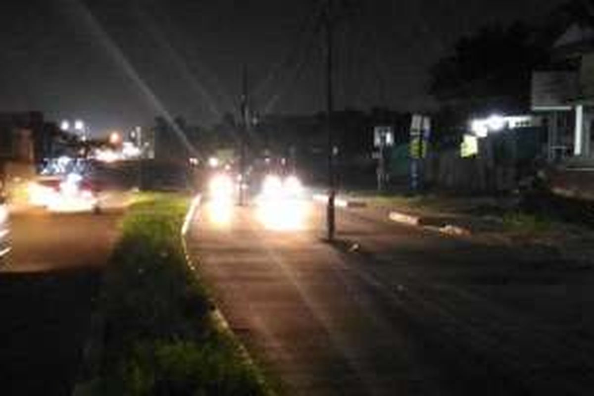  Kondisi Jalan Ciater Raya ketika malam hari dengan keberadaan beberapa tiang listrik di tengahnya mengganggu keamanan dan keseamatan pengendara. Gambar diambil Rabu (25/5/2016).