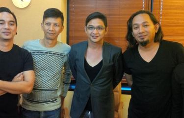 Band Ungu diabadikan dalam acara syukuran vokalis Pasha (tengah) terkait ia terpilih menjadi Wakil Wali Kota Palu, di kantor perusahaan rekaman Trinity Optima Production, Jalan Hayam Wuruk, Jakarta Pusat, Selasa (22/12/2015).