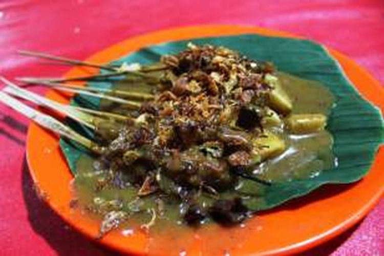 Penampilan sate padang Ajo Ramon yang merupakan khas Padang Pariaman, dengan bumbu yang lebih coklat keruh kemerahan, karena bumbu dan rempahnya yang berbeda dari sate Padang Bukit Tinggi, dan lainnya.