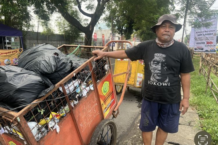 Agus (74) tukang angkut sampah rumah tangga yang bekerja dengan penghasilan tak seberapa.