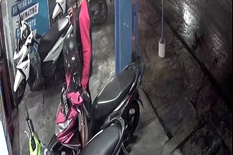 Terekam CCTV seorang laki-laki yang belum diketahui identitasnya mencuri laptop milik pengendara sepeda motor seorang wanita di tempat usaha fotokopi, Kota Malang, Jawa Timur pada Sabtu (11/6/2022) malam.