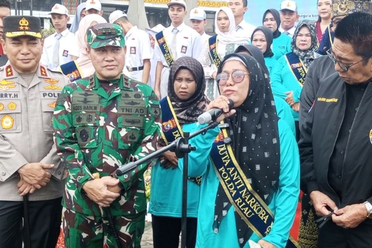 Emak-emak Panipahan Tantang Plt Gubernur Riau Lintasi Jalan 