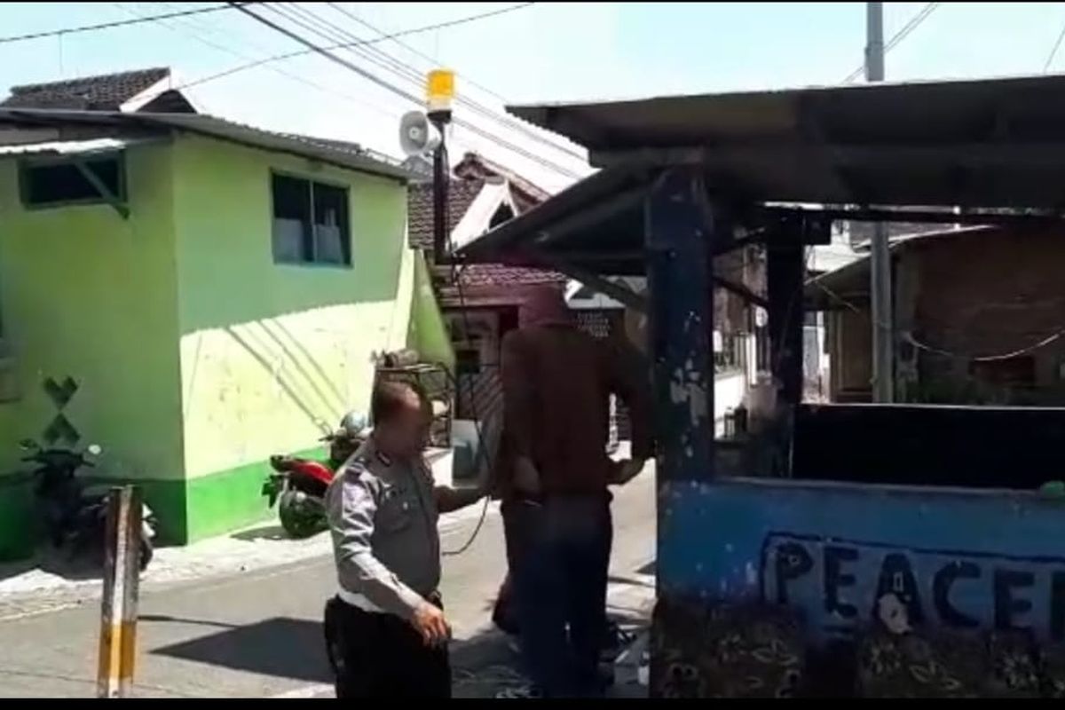 Satlantas Polresta Malang Kota memasang alat sirine dan rotator di perlintasan rel kereta yang rawan terjadi kecelakaan di Jalan Plaosan Barat, Kecamatan Blimbing pada Kamis (28/7/2022) lalu.