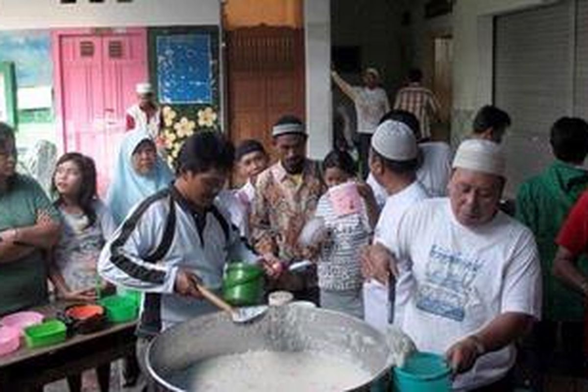 Bubur Banjar - Dua orang pria membagikan bubur gurih yang disebut Bubur Banjar yang sudah matang kepada warga yang menginginkan, Kamis (2/8/2012). Tradisi berbuka puasa dengan Bubur Banjar sudah ada sejak tahun 1930 oleh para jamaah Masjid Darussalam di Jayengan, Serengan, Solo, Jawa Tengah. Tradisi ini diawali oleh para perantau asal Kalimantan yang berdagang emas berlian dan bermukim di Kampung Jayengan, Solo. 
