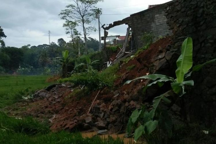 sejumlah rumah di Perumahan Panorama Asri, desa Kalongan, Ungaran Timur, Kamis (19/1/2017) sore, mengalami longsor.