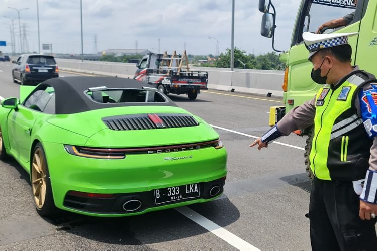 Porsche tabrak mobil dari belakang di Tol Sidoarjo, Minggu (17/3/2024).