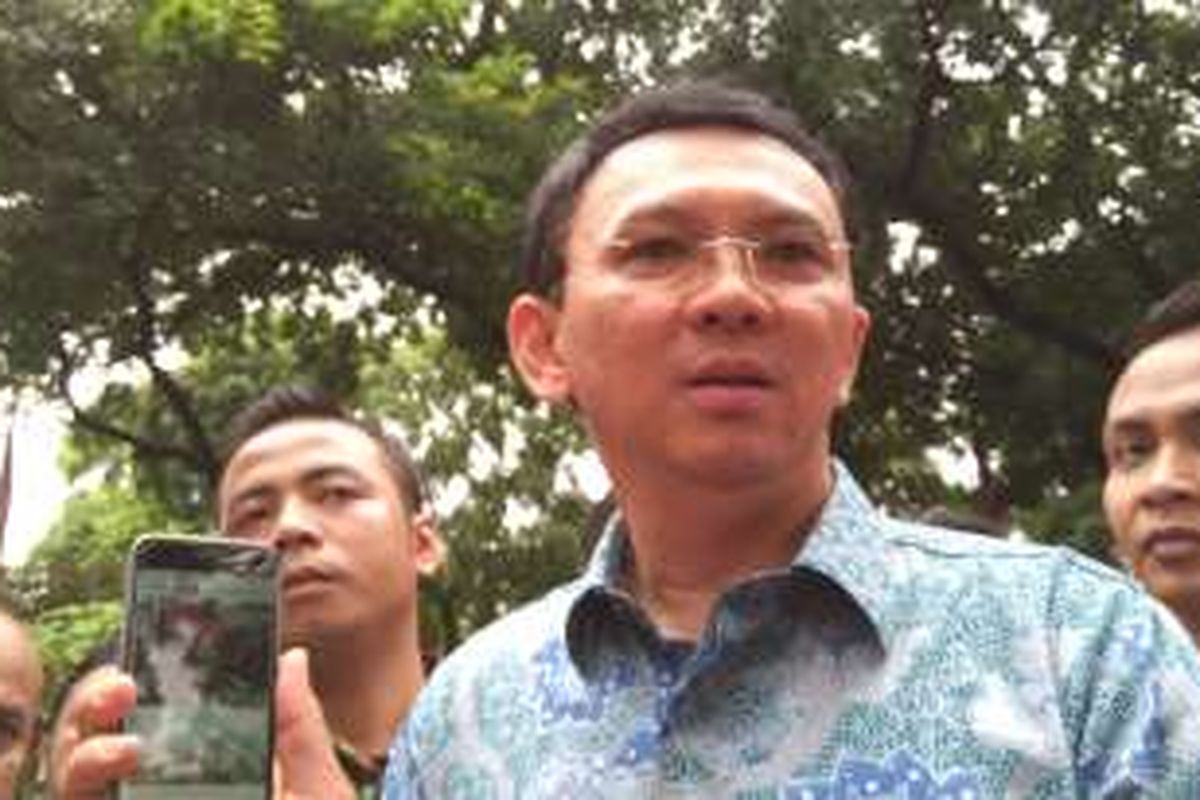 Gubernur DKI Jakarta Basuki Tjahaja Purnama menunjukan foto benang-benang kabel yang selama ini menyumbat got di Jalan Medan Merdeka Selatan. Sehingga, genangan air setelah hujan menjadi sulit turun.