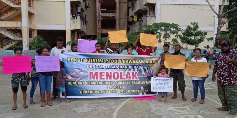 Sejumlah warga menggelar aksi menolak pembangunan bandar antariksa di Biak, Papua.
