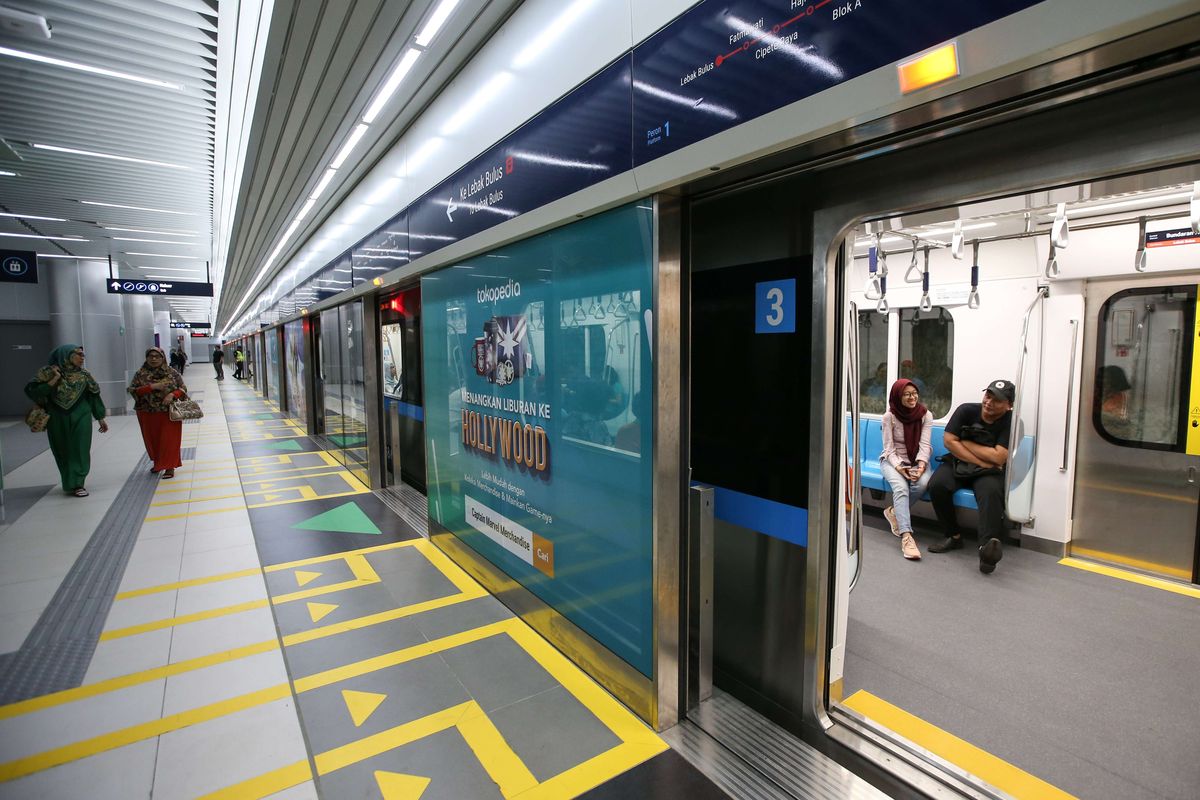 Suasana Stasiun MRT Bundaran Hotel Indonesia, Jakarta, Senin (25/3/2019). MRT Jakarta resmi beroperasi setelah diresmikan Presiden Joko Widodo pada Minggu (24/3/2019). Layanan pada fase operasi tidak berbayar dari Stasiun Lebak Bulus hingga ke Stasiun Bundaran HI akan dimulai pada pukul 05.30 WIB hingga 22.30 WIB.