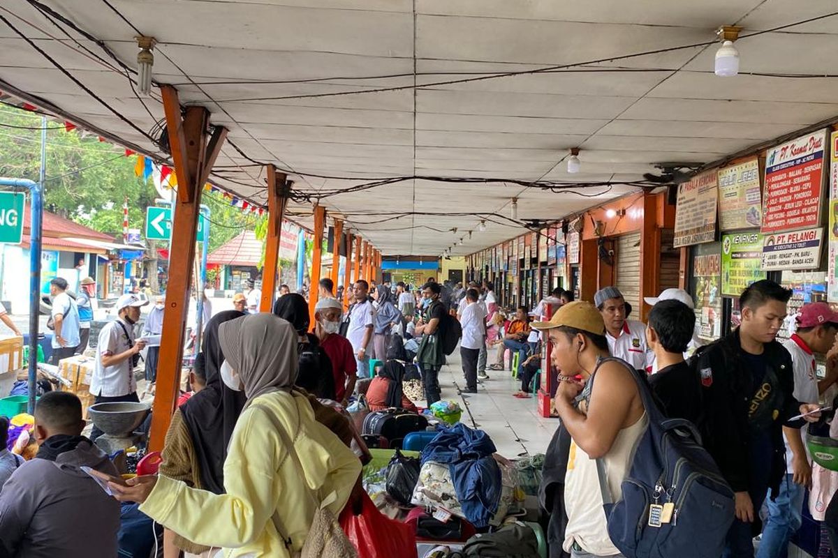 Suasana di Terminal Kalideres, Jakarta Barat menjelang mudik Lebaran 2023, Selasa (11/4/2023). 