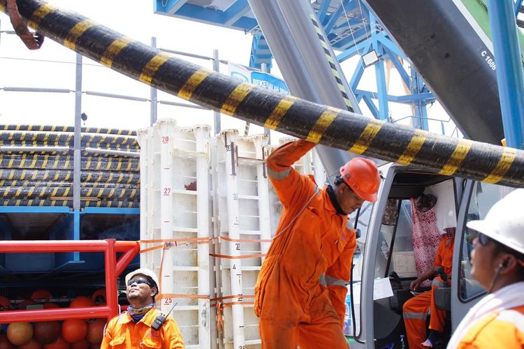 Pemasangan kabel laut Sumatera - Bangka.