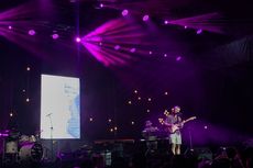 Aksi Johnny Stimson Bagikan Bunga ke Penonton di Panggung Java Jazz Festival 2022