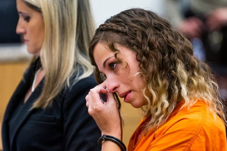 Brittany Zamora, mantan guru ketika mendengarkan sidang vonis di Pengadilan Maricopa County, Amerika Serikat, Jumat (12/7/2018). Dia divonis 20 tahun penjara setelah terbukti berhubungan seks dengan muridnya.