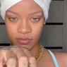 Intip, Tampilan Seksi Rihanna Saat Lakukan Rutinitas Skincare
