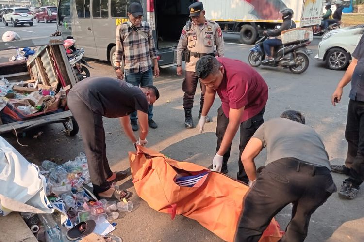Pemulung Meninggal di Atas Gerobaknya Depan RS UKI, Diduga Sakit