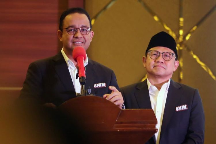 Calon Presiden dan Wakil Presiden nomer urut 1 Anies Baswedan (kiri) dan Muhaimin Iskandar (kanan) menyampaikan pidato politiknya saat Deklarasi Tim Hukum Nasional AMIN di Jakarta, Senin (27/11/2023). Tim Hukum Nasional ini dibentuk untuk memastikan seluruh kegiatan baik yang dilakukan oleh Timnas AMIN, maupun aktivitas penyelanggaraan Pemilu, semua dapat berjalan sesuai koridor hukum. ANTARA FOTO/Muhammad Iqbal/YU