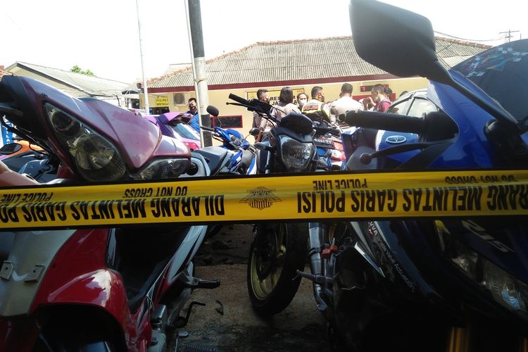 Sepeda motor milik pembalap liar yang diamankan di Mapolresta Bandar Lampung. Aksi balapan liar ini sering berlangsung menjelang berbuka puasa dan setelah sahur di beberapa lokasi di Bandar Lampung.