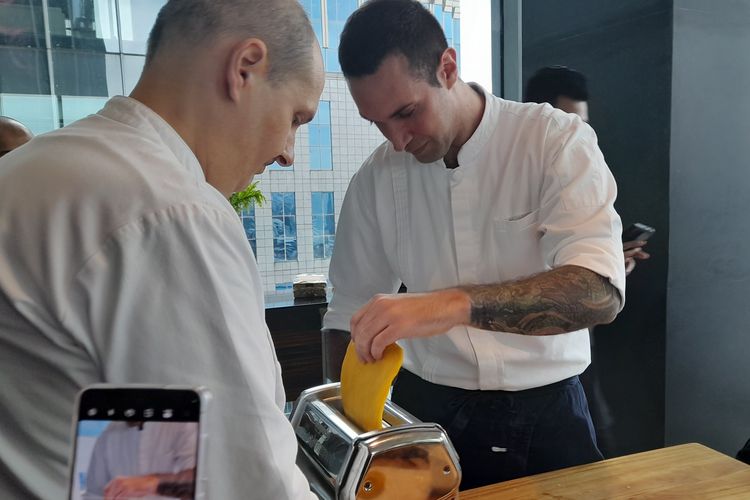 Chef Luca Cappellato saat membuat adonan pasta dengan metode tradisional di Park Hyatt Jakarta. 