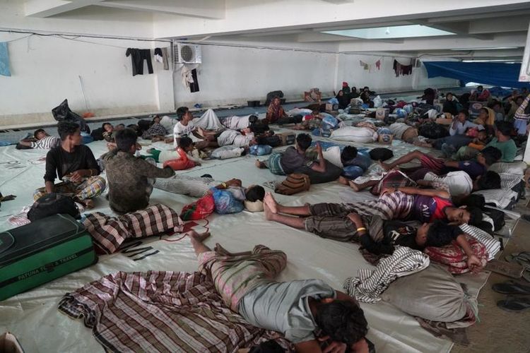 Para pengungsi Rohingya di rubanah Gedung Balee Meuseraya Aceh sedang beristirahat, setelah kemarin mereka sempat dipindahkan paksa ke kantor Kemenkumham Aceh oleh kelompok mahasiswa.