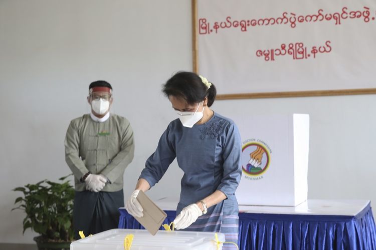 Pemimpin Myanmar Aung San Suu Kyi melakukan pemungutan suara lebih awal untuk pemilihan umum 8 November mendatang di kantor Komisi Pemilihan Umum, Kamis, 29 Oktober 2020, di Naypyitaw, Myanmar.