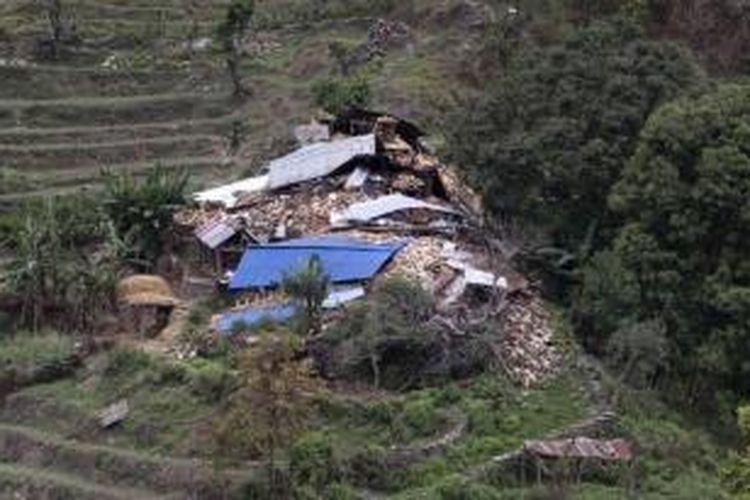 Rumah warga di kawasan pegunungan terlihat hancur terkena gempa, terlihat dari helikopter di Dhadingbesti, Nepal, 29 April 2015. Pengiriman pertolongan korban gempa mulai mencapai kawasan pedalaman Nepal, lima hari setelah gempa melanda.