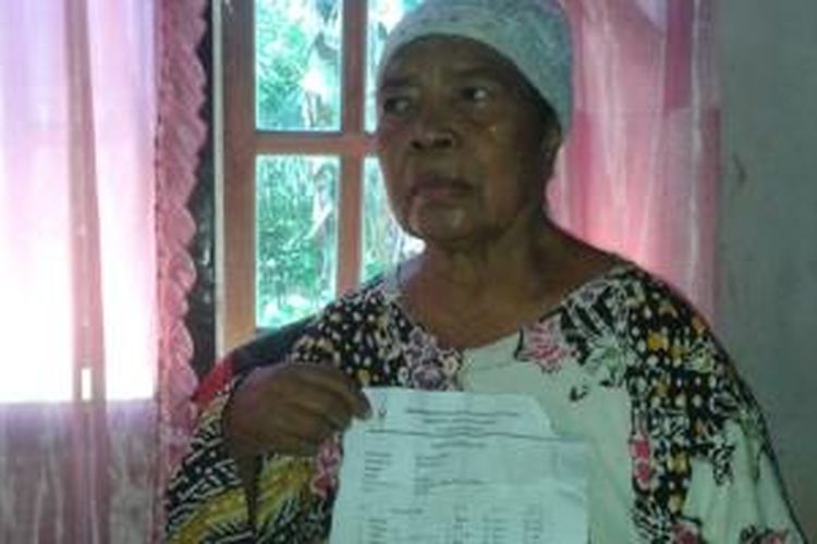 Saida Patty (78), salah seorang pasien Jamkesmas, menunjukkan bukti pembayaran biaya pengobatan di Puskesmas Kairatu senilai Rp 1.920.000