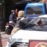 Viral Perempuan Pecahkan Kaca Mobil Pakai Helm, Ternyata ASN Puskesmas di Ngawi