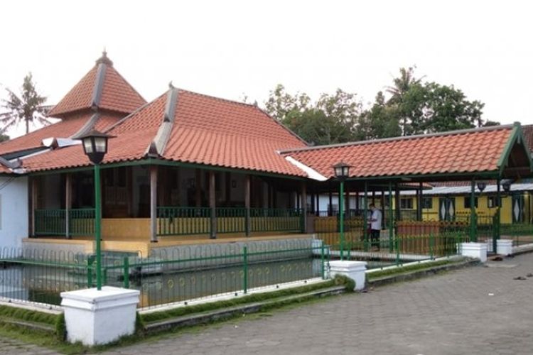 Masjid Pathok Negoro Plosokuning di Dusun Plosokuning, Desa Plosokuning, Kecamatan Ngaglik, Kabupaten Sleman.