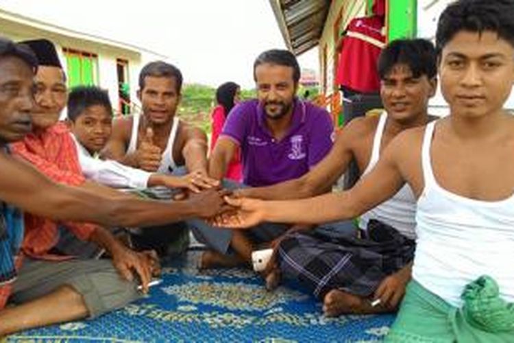 Faqieh Othman, seorang lelaki warga Negara Maroko, menabung selama setahun, demi bisa mengunjungi pengungsi Rohingnya yang kini ditampung di shelter Aksi Cepat Tanggap (ACT) Blang Adoe, Kecamatan Kuta Makmur, Aceh Utara.
